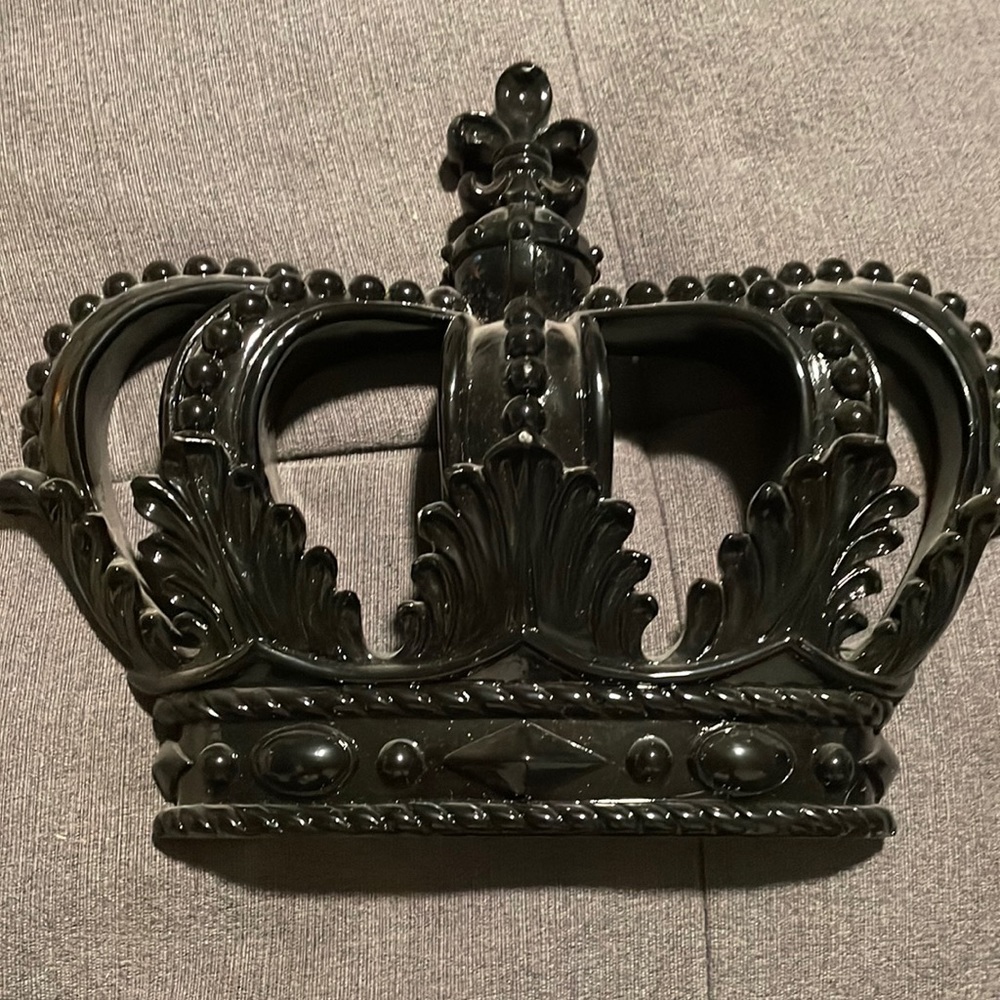 Black crown wall decor